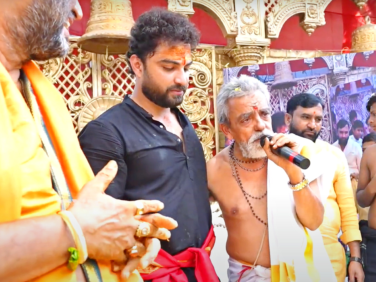 Hero_20Vishwak_20Sen_20At_20Ayyappa_20Padi_20Pooja_20Photos_4.jpg 5
