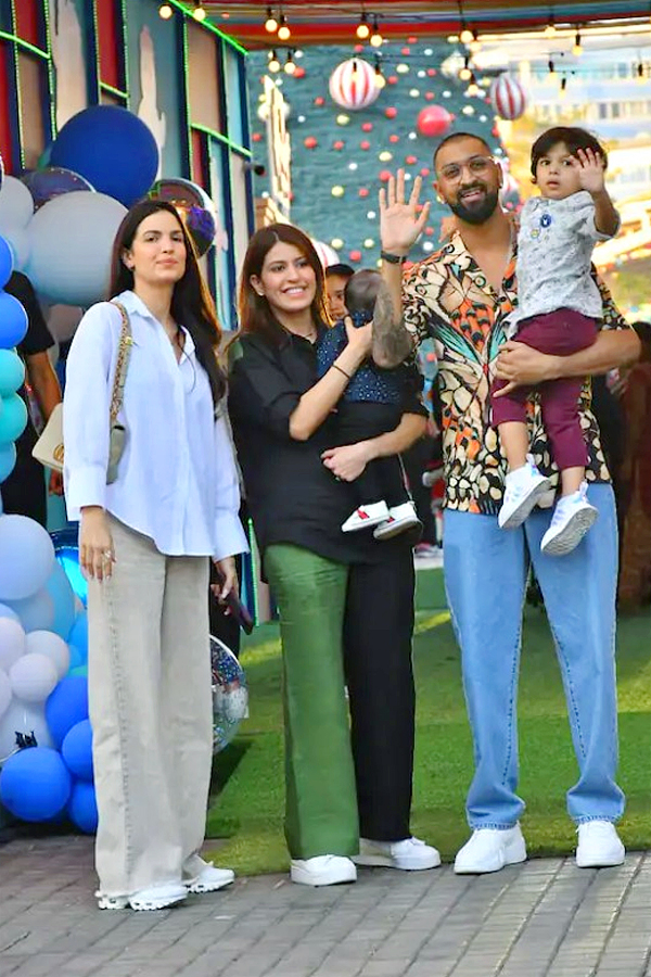 Bollywood_20Celebs_20arrives_20at_20Ambani_20House_20for_20Akash_20Ambani_20Son_20Prithvis_20Birthday_20bash_20Photos_1.jpg 8