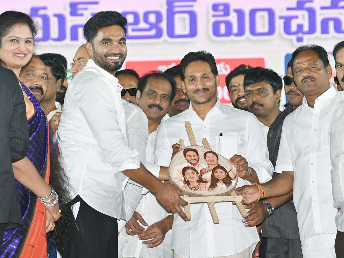 CM_20YS_20Jagan_20Rajahmundry_20Tour_20Photos_1.jpg 12