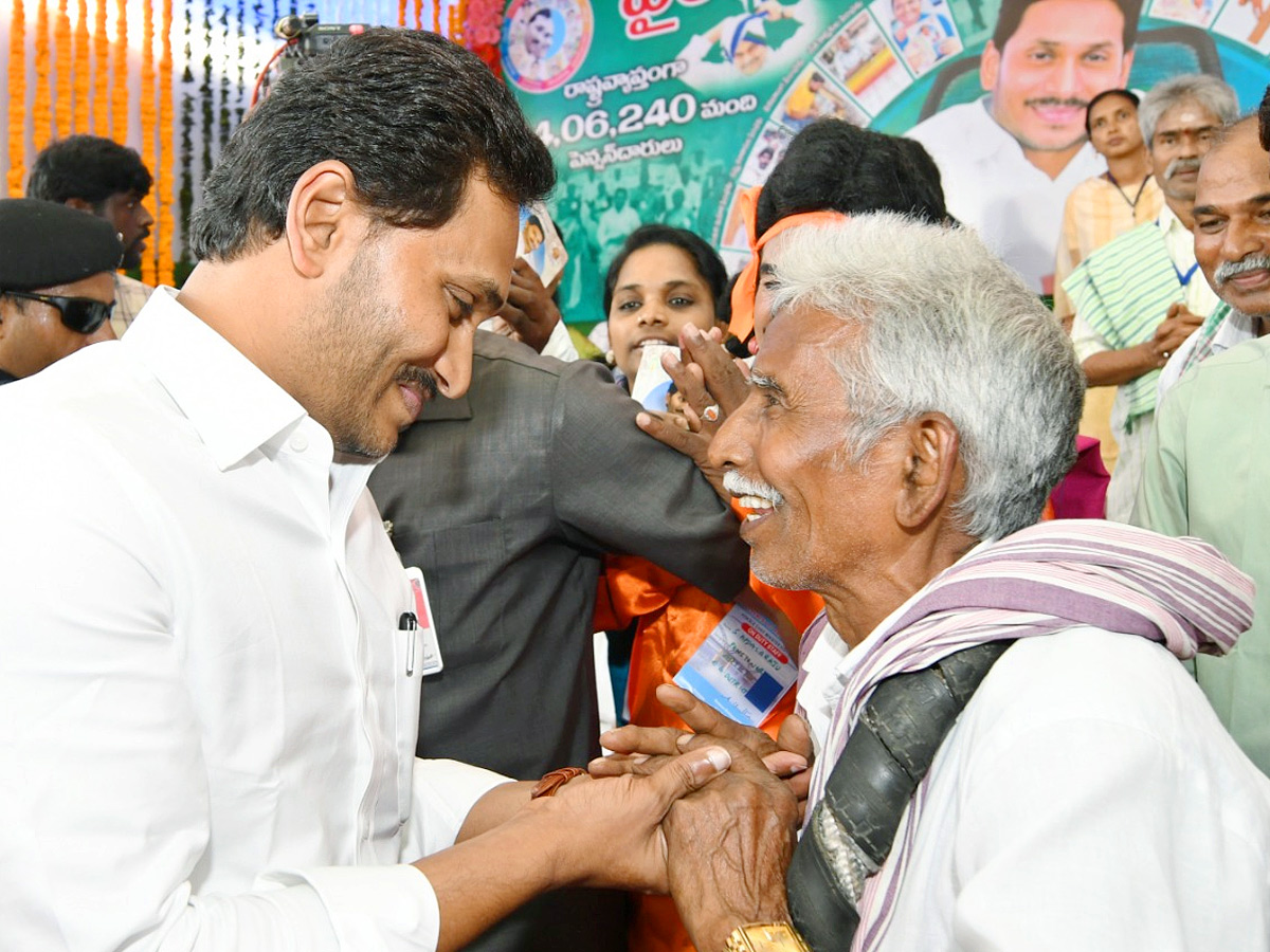 CM_20YS_20Jagan_20Rajahmundry_20Tour_20Photos_12.jpg 23