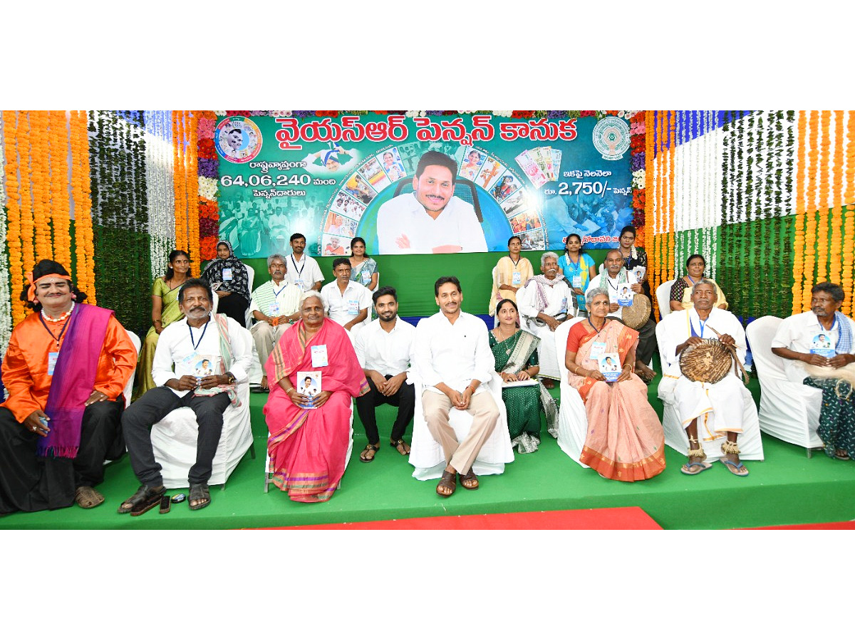 CM_20YS_20Jagan_20Rajahmundry_20Tour_20Photos_14.jpg 25