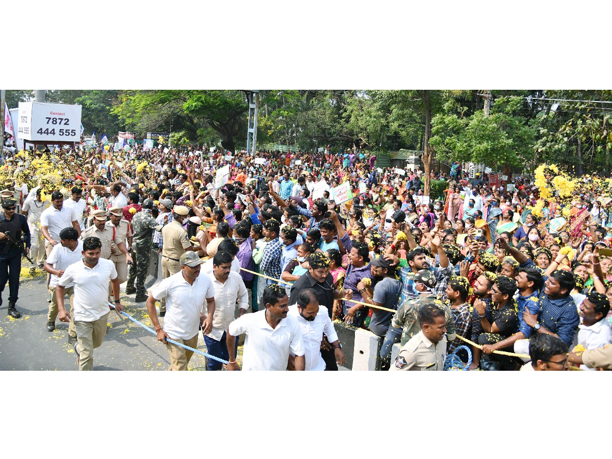 CM_20YS_20Jagan_20Rajahmundry_20Tour_20Photos_22.jpg 5