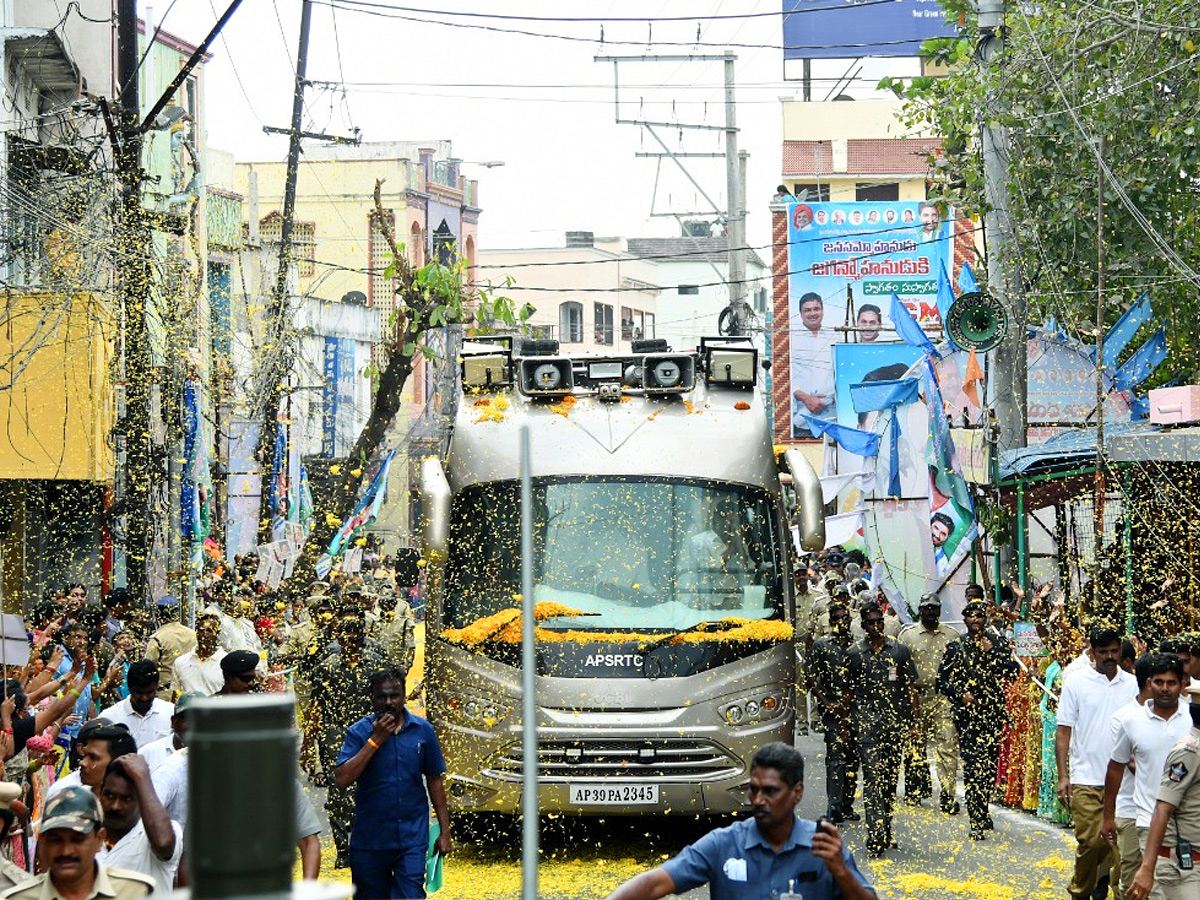 CM_20YS_20Jagan_20Rajahmundry_20Tour_20Photos_27.jpg 10