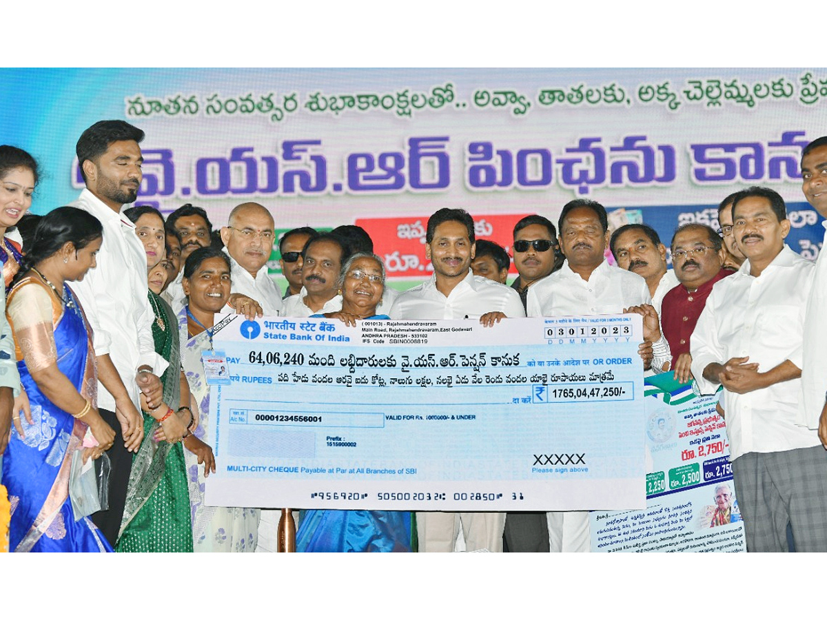 CM_20YS_20Jagan_20Rajahmundry_20Tour_20Photos_4.jpg 15