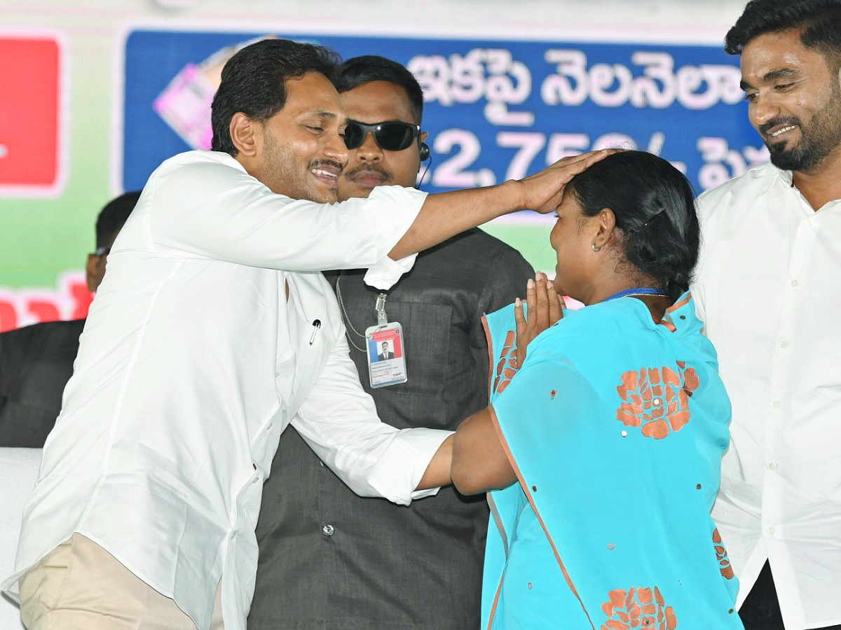CM_20YS_20Jagan_20Rajahmundry_20Tour_20Photos_8.jpg 19