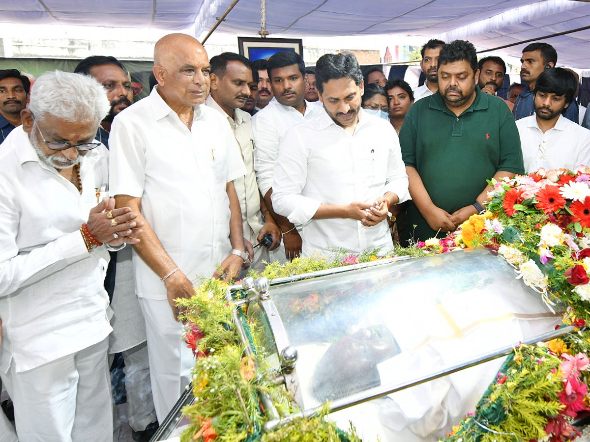 CM_20Jagan_20Pays_20Tribute_20to_20Visakha_20Dairy_20Chairman_20Adari_20Tulasi_20Rao_20PHotos_4.jpg 4