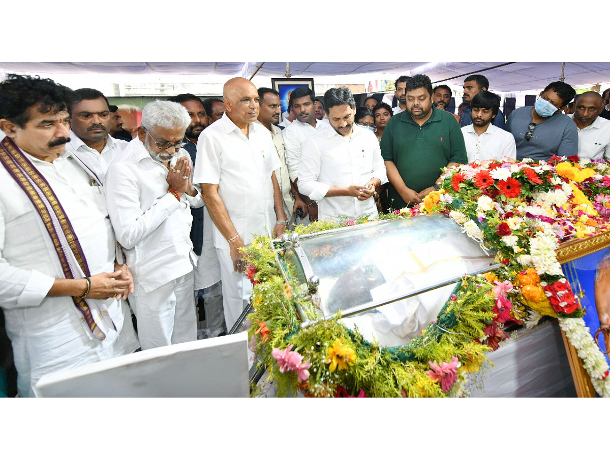 CM_20Jagan_20Pays_20Tribute_20to_20Visakha_20Dairy_20Chairman_20Adari_20Tulasi_20Rao_20PHotos_5.jpg 5