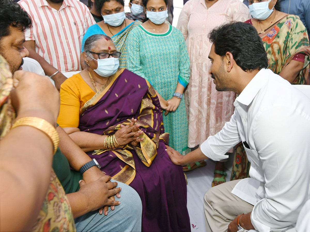 CM_20Jagan_20Pays_20Tribute_20to_20Visakha_20Dairy_20Chairman_20Adari_20Tulasi_20Rao_20PHotos_9.jpg 9