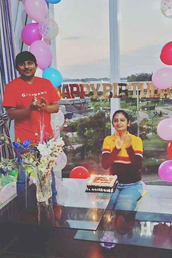 Jordar_20Sujatha_20surprising_20birthday_20celebrations_20in_20Dubai_20PHotos_10.jpg 11
