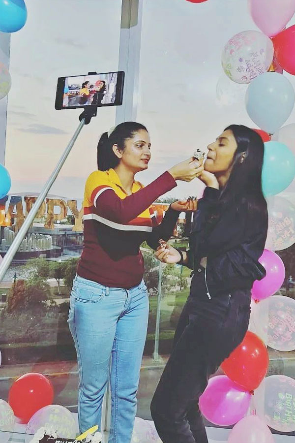 Jordar_20Sujatha_20surprising_20birthday_20celebrations_20in_20Dubai_20PHotos_6.jpg 7