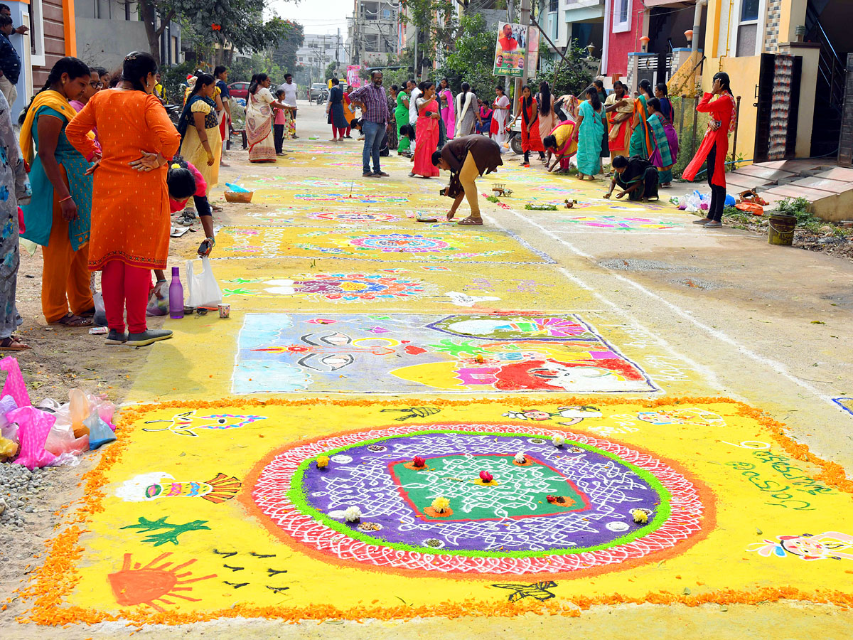 Rangoli_20Competition_20At_20Hyderabad_20Organised_20by_20Sakshi_20Telugu_20News_20Paper_20Photos_27.jpg 28