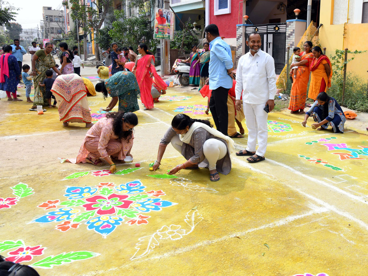 Rangoli_20Competition_20At_20Hyderabad_20Organised_20by_20Sakshi_20Telugu_20News_20Paper_20Photos_28.jpg 29