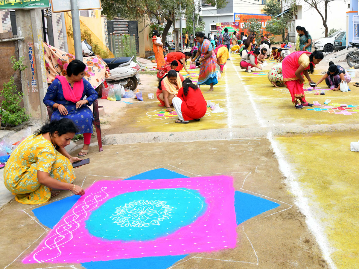 Rangoli_20Competition_20At_20Hyderabad_20Organised_20by_20Sakshi_20Telugu_20News_20Paper_20Photos_29.jpg 30