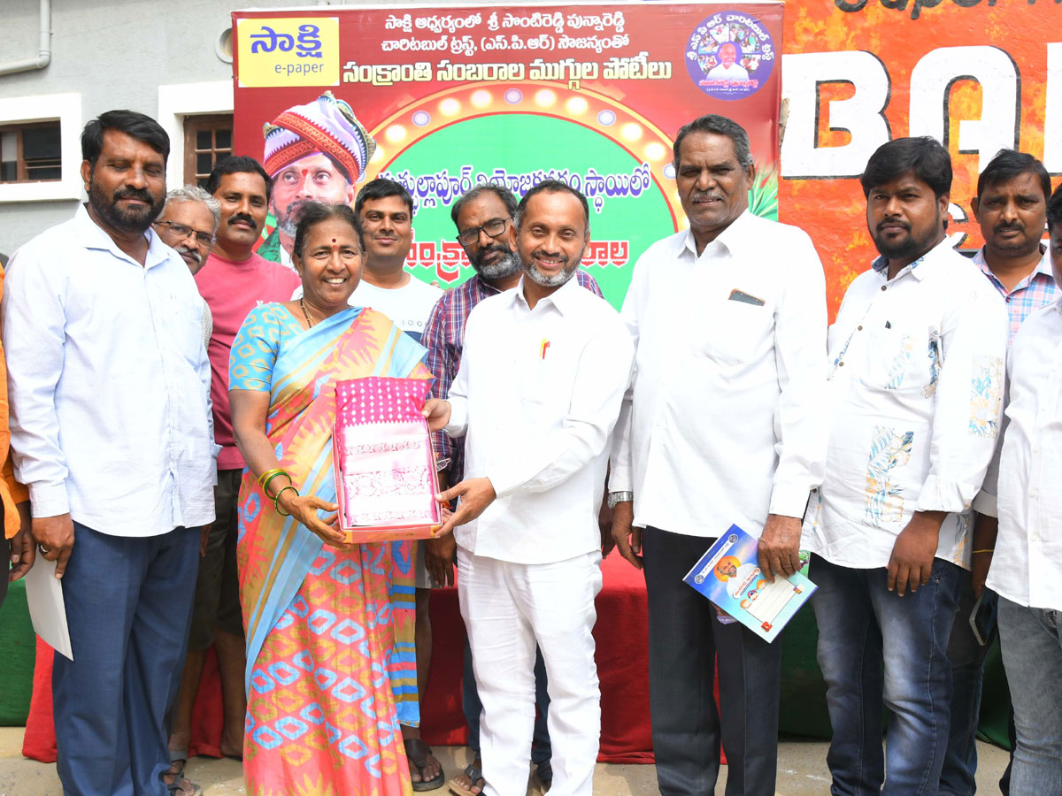 Rangoli_20Competition_20At_20Hyderabad_20Organised_20by_20Sakshi_20Telugu_20News_20Paper_20Photos_6.jpg 7