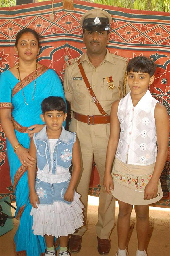 Kantara_20Fame_20Saptami_20Gowda_20Family_20Photos_11.jpg 11