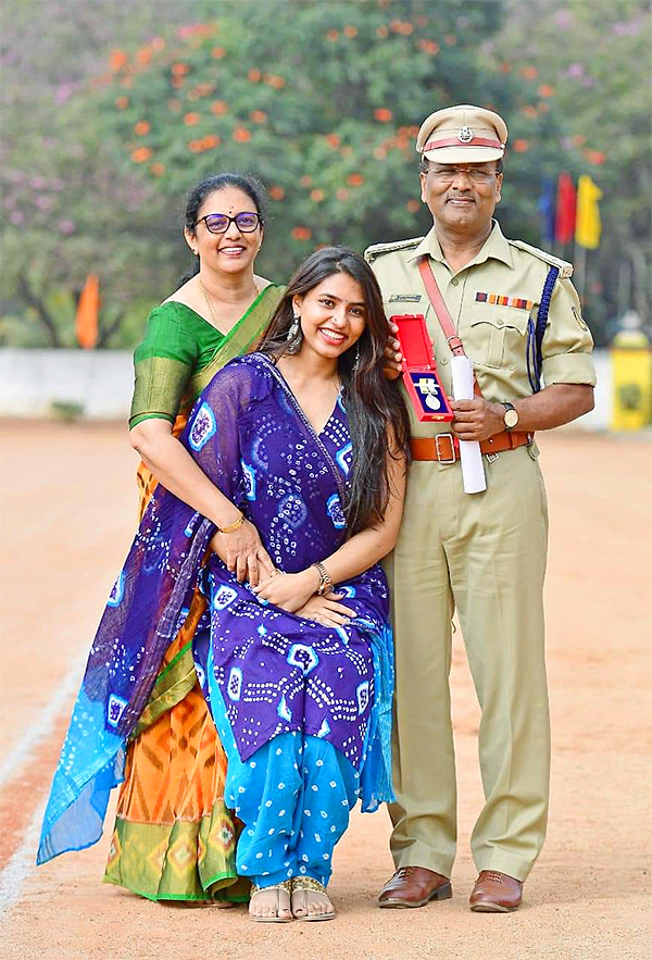 Kantara_20Fame_20Saptami_20Gowda_20Family_20Photos_12.jpg 12