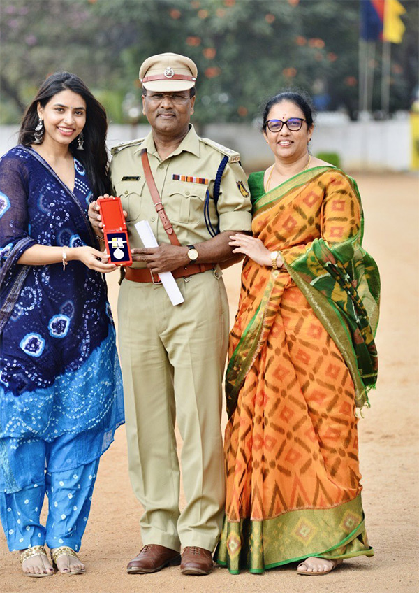 Kantara_20Fame_20Saptami_20Gowda_20Family_20Photos_4.jpg 4