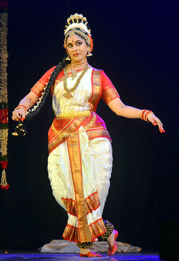 Trivikram_20Srinivas_20Wife_20Soujanya_20Enthralls_20Audiences_20With_20Her_20Kuchipudi_20Dance_10.jpg 10