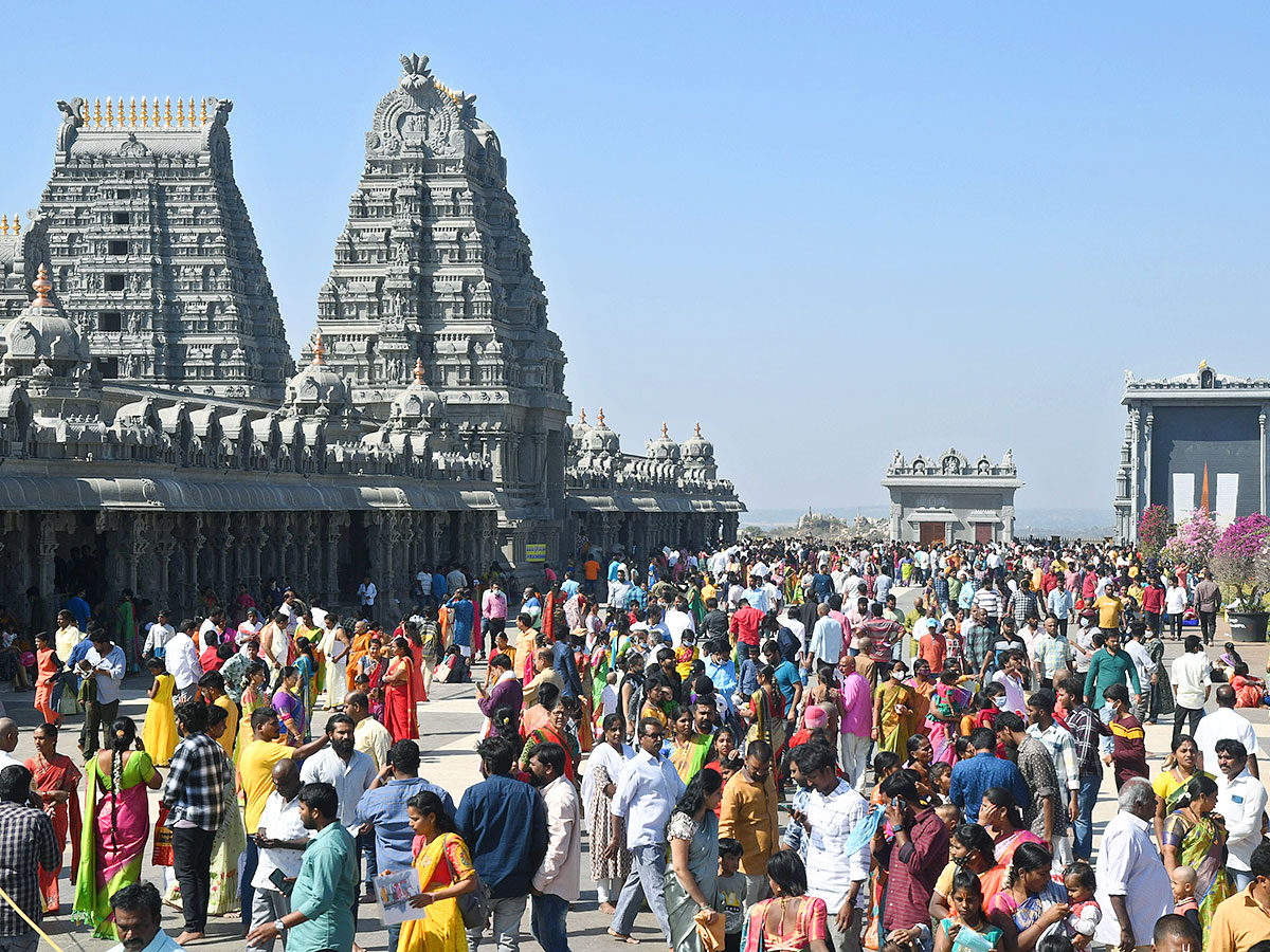 Devotees_20Crowd_20at_20Yadadri_20Temple_1.jpg 1