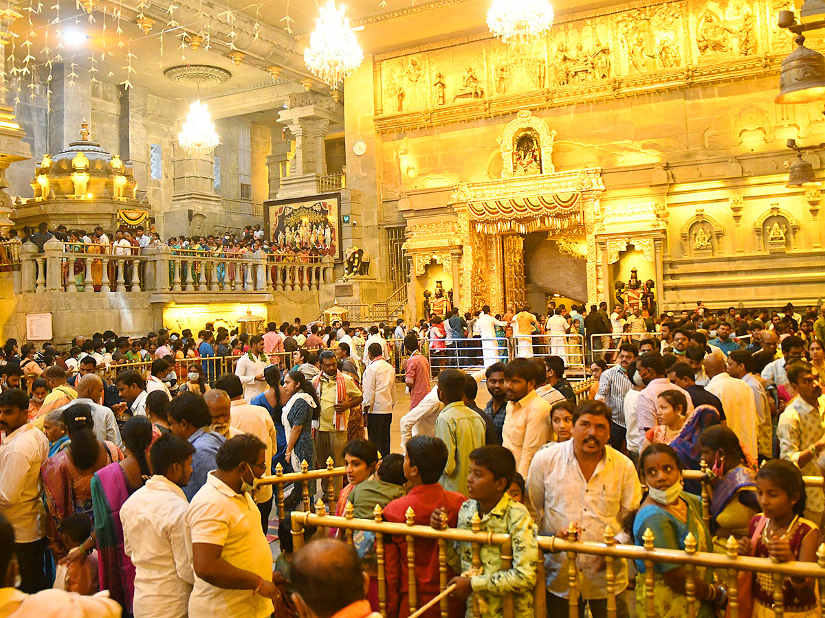Devotees_20Crowd_20at_20Yadadri_20Temple_12.jpg 12