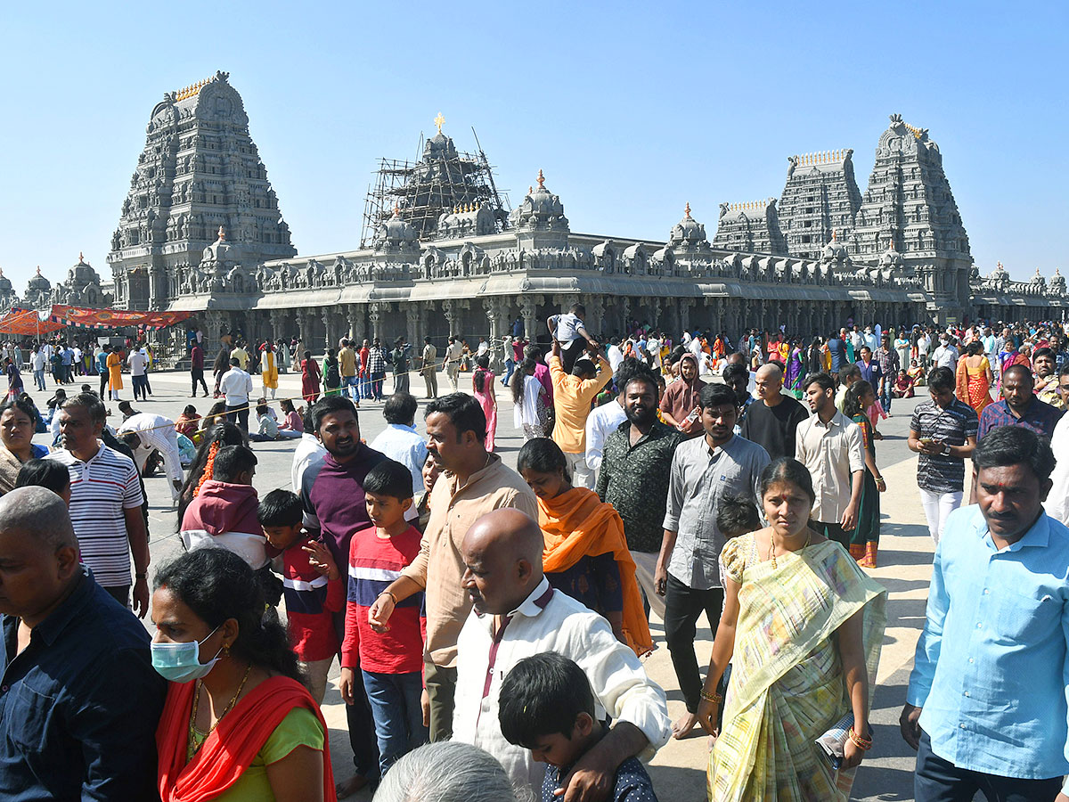 Devotees_20Crowd_20at_20Yadadri_20Temple_2.jpg 2