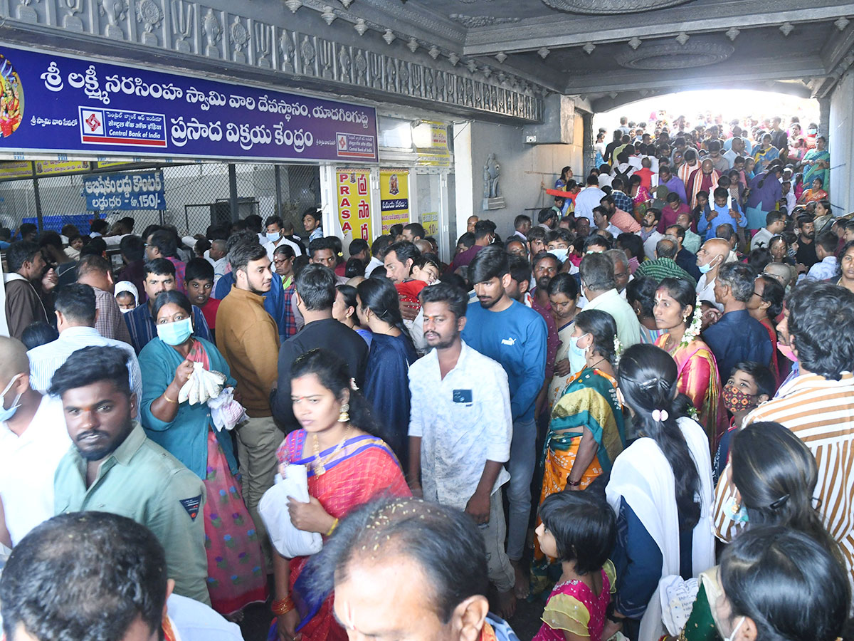 Devotees_20Crowd_20at_20Yadadri_20Temple_3.jpg 3