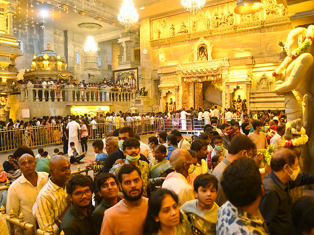 Devotees_20Crowd_20at_20Yadadri_20Temple_6.jpg 6