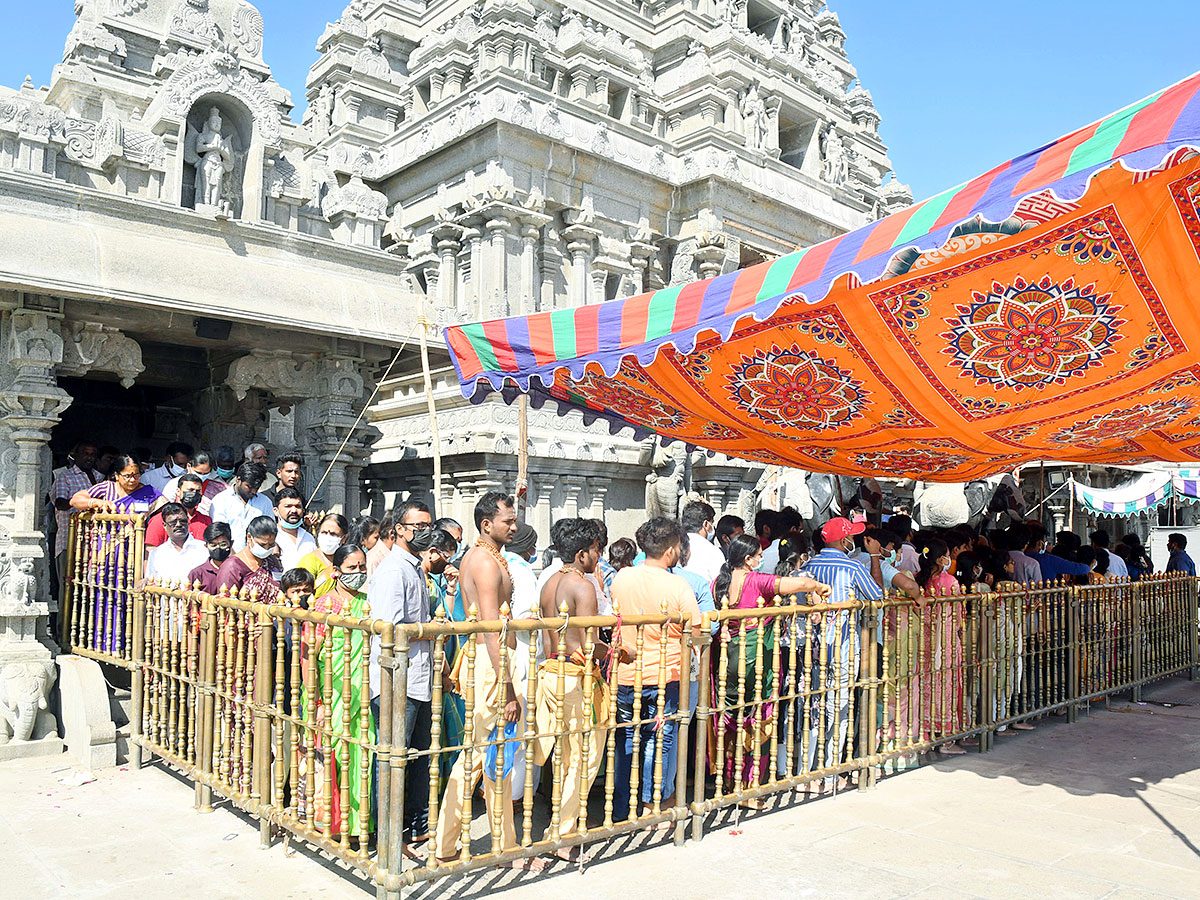 Devotees_20Crowd_20at_20Yadadri_20Temple_7.jpg 7