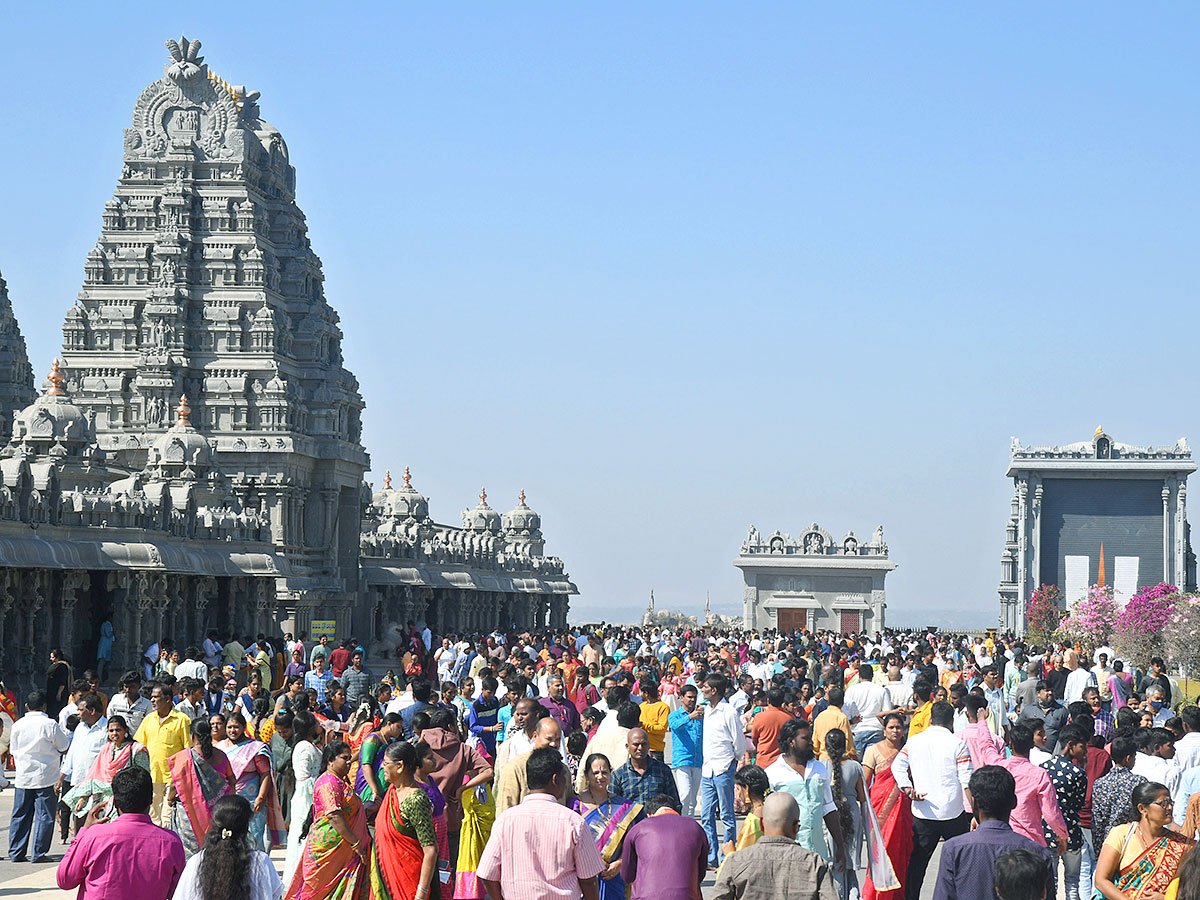 Devotees_20Crowd_20at_20Yadadri_20Temple_8.jpg 8
