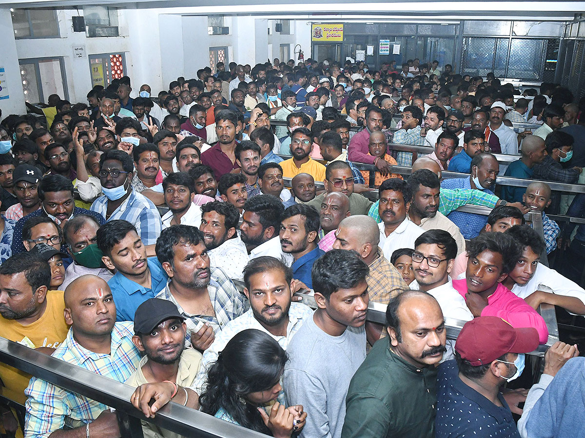 Devotees_20Crowd_20at_20Yadadri_20Temple_9.jpg 9