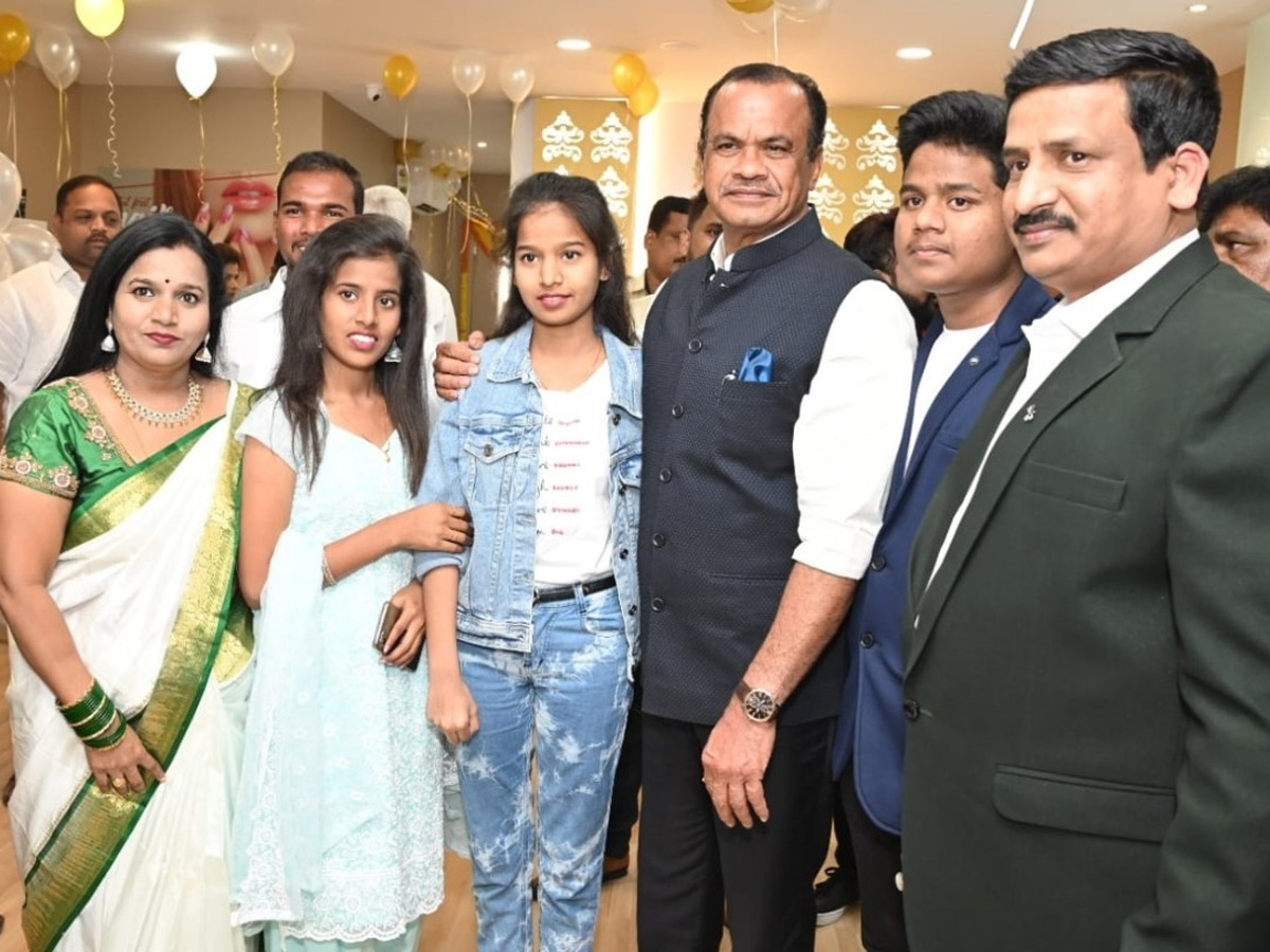 Hair_20stylist_20Jawed_20Habib_20launches_20Hair_20Studio_20in_20Hyderabad_20Photos_4.jpg 5