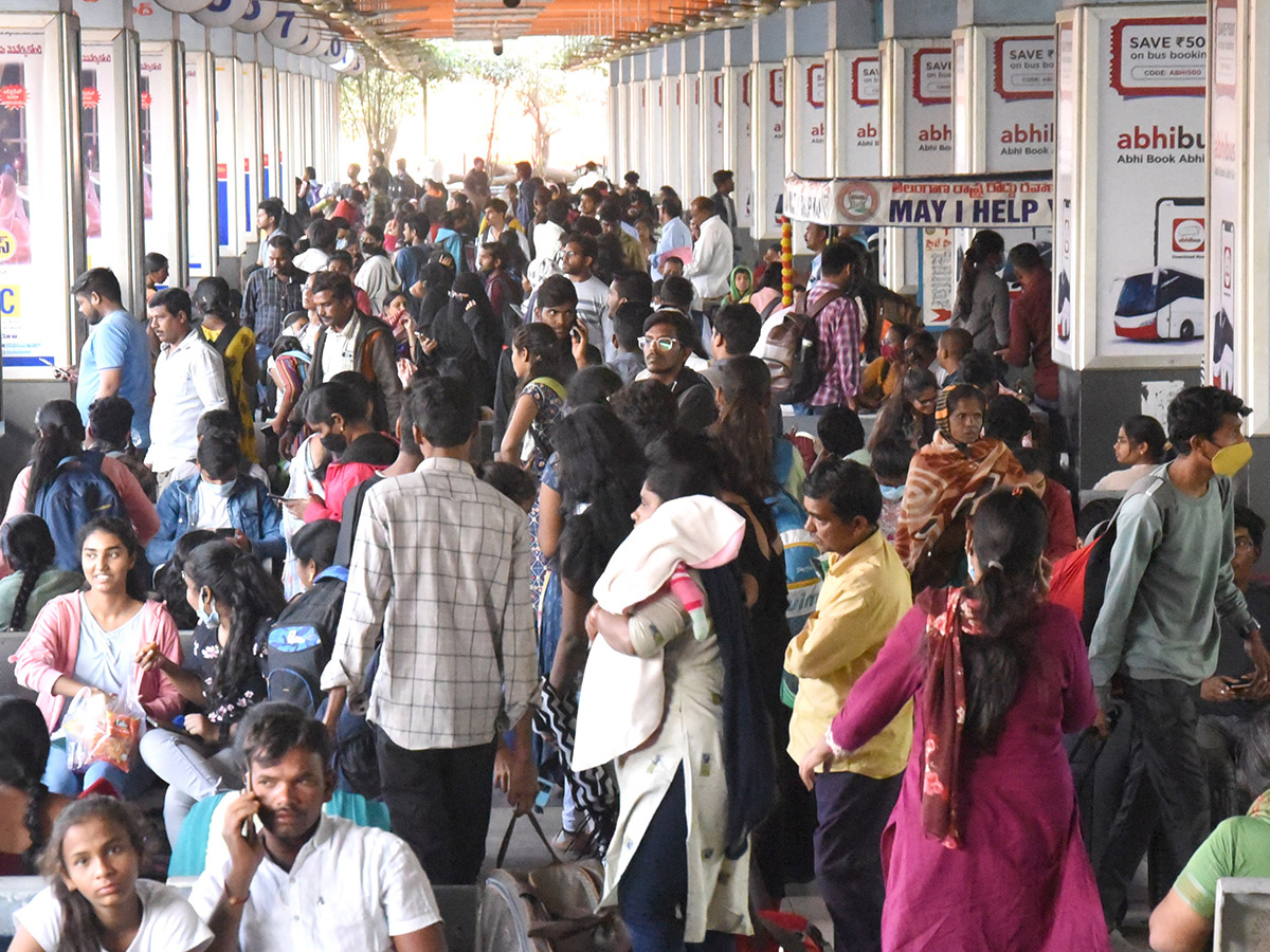 Sankranti_202023_20Huge_20Rush_20at_20Railway_20and_20Bus_20Stations_1.jpg 1