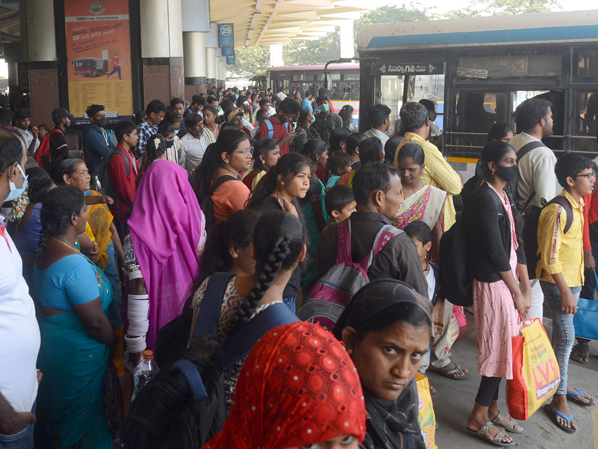 Sankranti_202023_20Huge_20Rush_20at_20Railway_20and_20Bus_20Stations_10.jpg 10