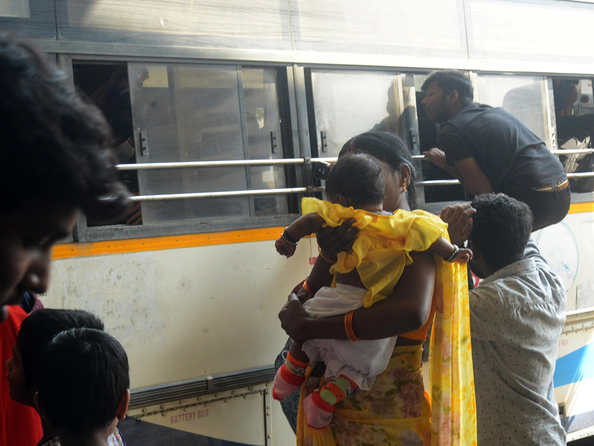 Sankranti_202023_20Huge_20Rush_20at_20Railway_20and_20Bus_20Stations_11.jpg 11