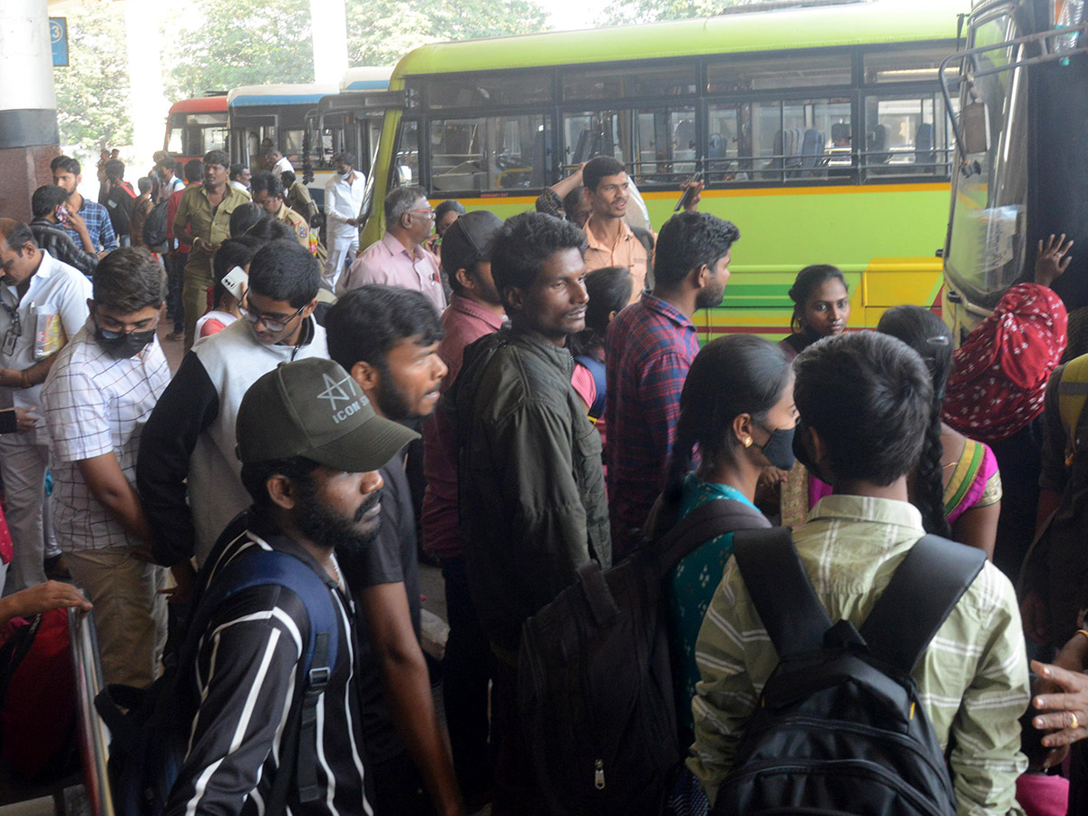 Sankranti_202023_20Huge_20Rush_20at_20Railway_20and_20Bus_20Stations_12.jpg 12