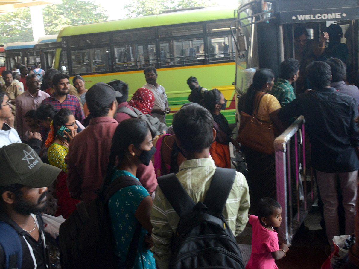 Sankranti_202023_20Huge_20Rush_20at_20Railway_20and_20Bus_20Stations_13.jpg 13