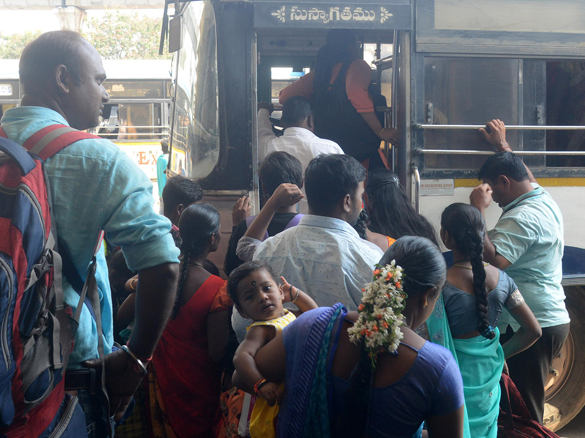 Sankranti_202023_20Huge_20Rush_20at_20Railway_20and_20Bus_20Stations_14.jpg 14