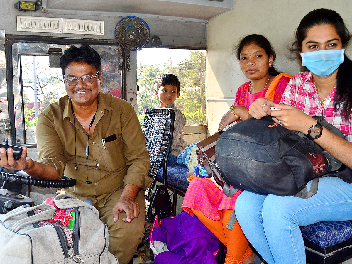 Sankranti_202023_20Huge_20Rush_20at_20Railway_20and_20Bus_20Stations_15.jpg 15