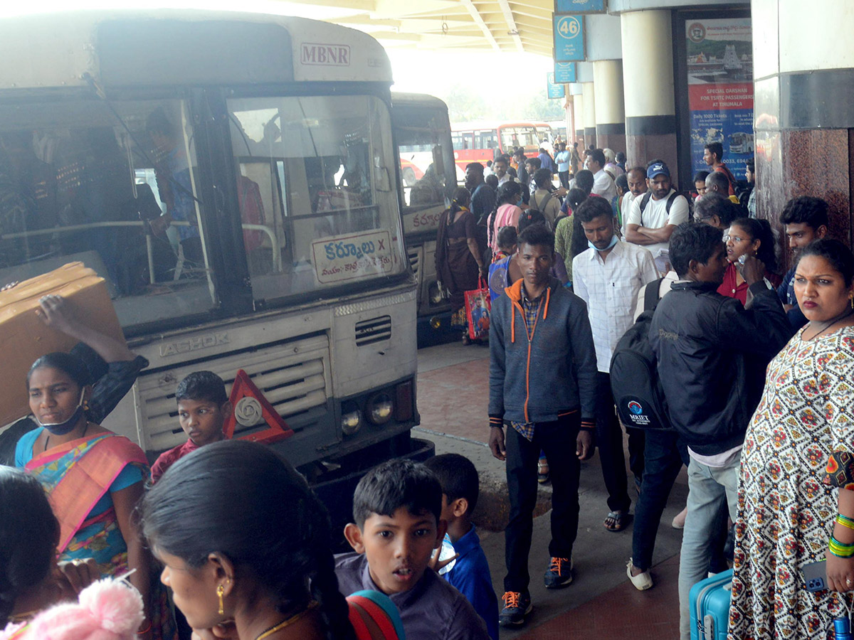 Sankranti_202023_20Huge_20Rush_20at_20Railway_20and_20Bus_20Stations_16.jpg 16