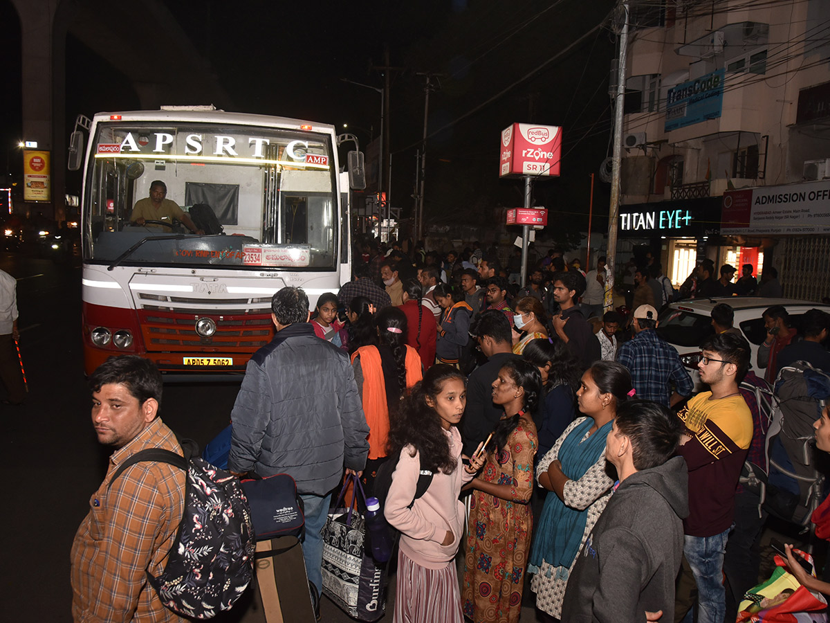 Sankranti_202023_20Huge_20Rush_20at_20Railway_20and_20Bus_20Stations_17.jpg 17