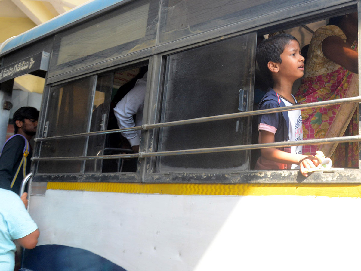 Sankranti_202023_20Huge_20Rush_20at_20Railway_20and_20Bus_20Stations_18.jpg 18