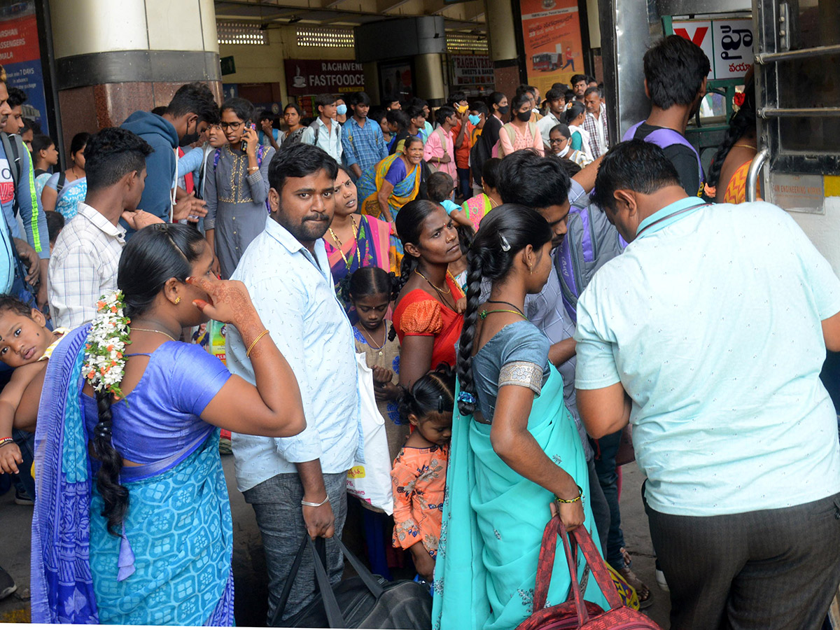 Sankranti_202023_20Huge_20Rush_20at_20Railway_20and_20Bus_20Stations_19.jpg 19