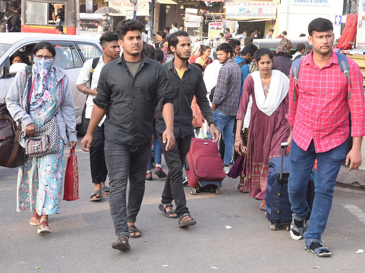 Sankranti_202023_20Huge_20Rush_20at_20Railway_20and_20Bus_20Stations_2.jpg 2