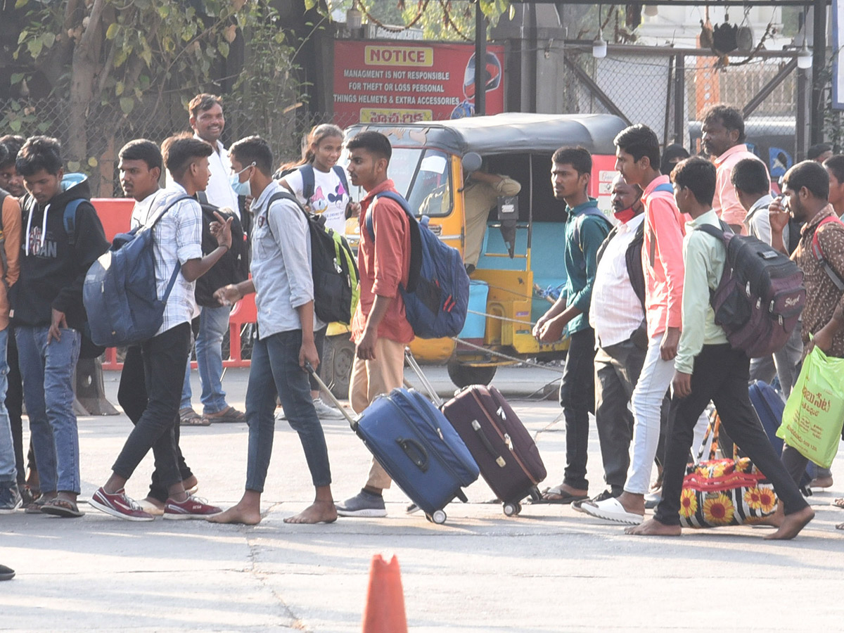 Sankranti_202023_20Huge_20Rush_20at_20Railway_20and_20Bus_20Stations_20.jpg 20