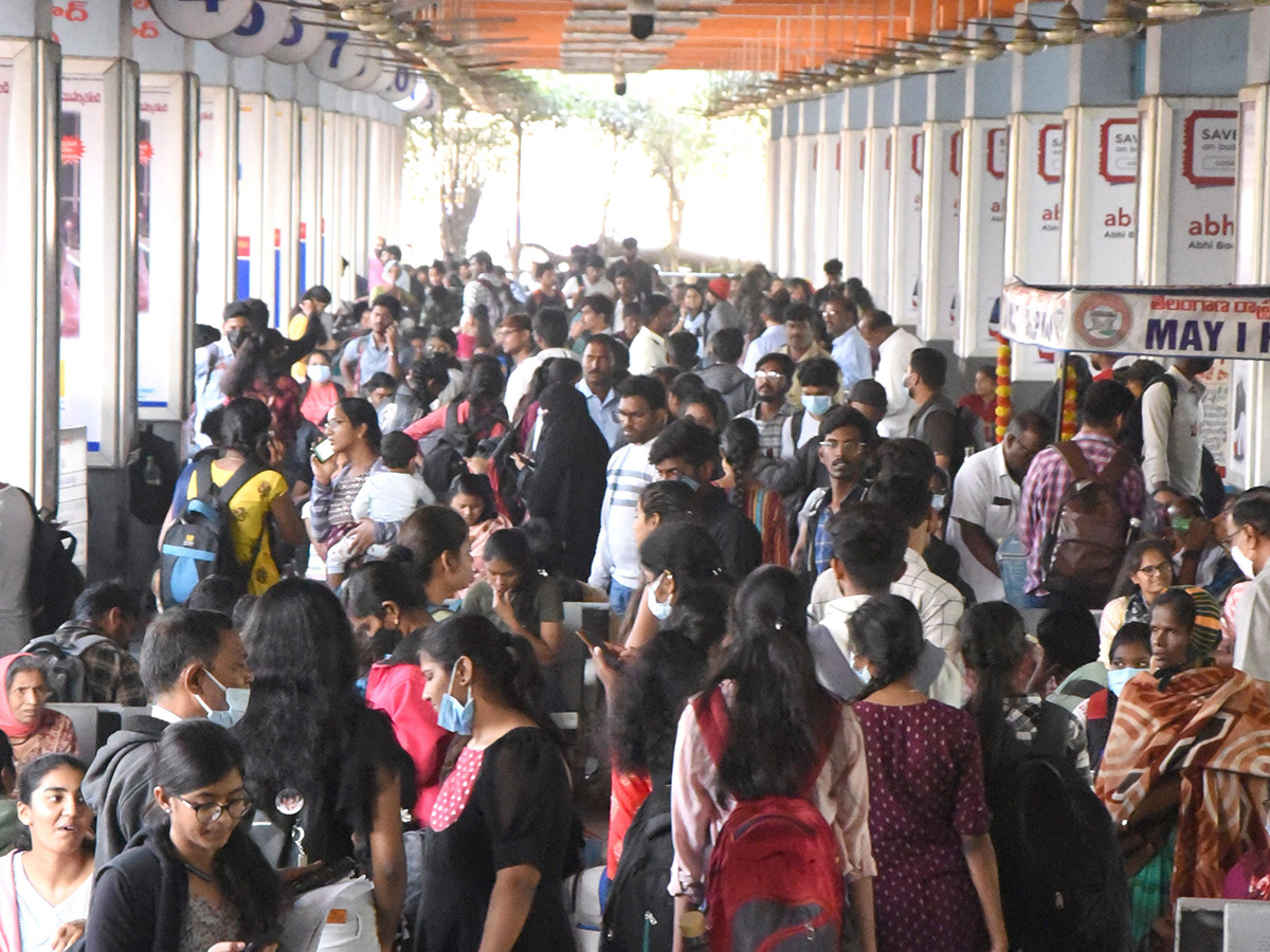 Sankranti_202023_20Huge_20Rush_20at_20Railway_20and_20Bus_20Stations_21.jpg 21