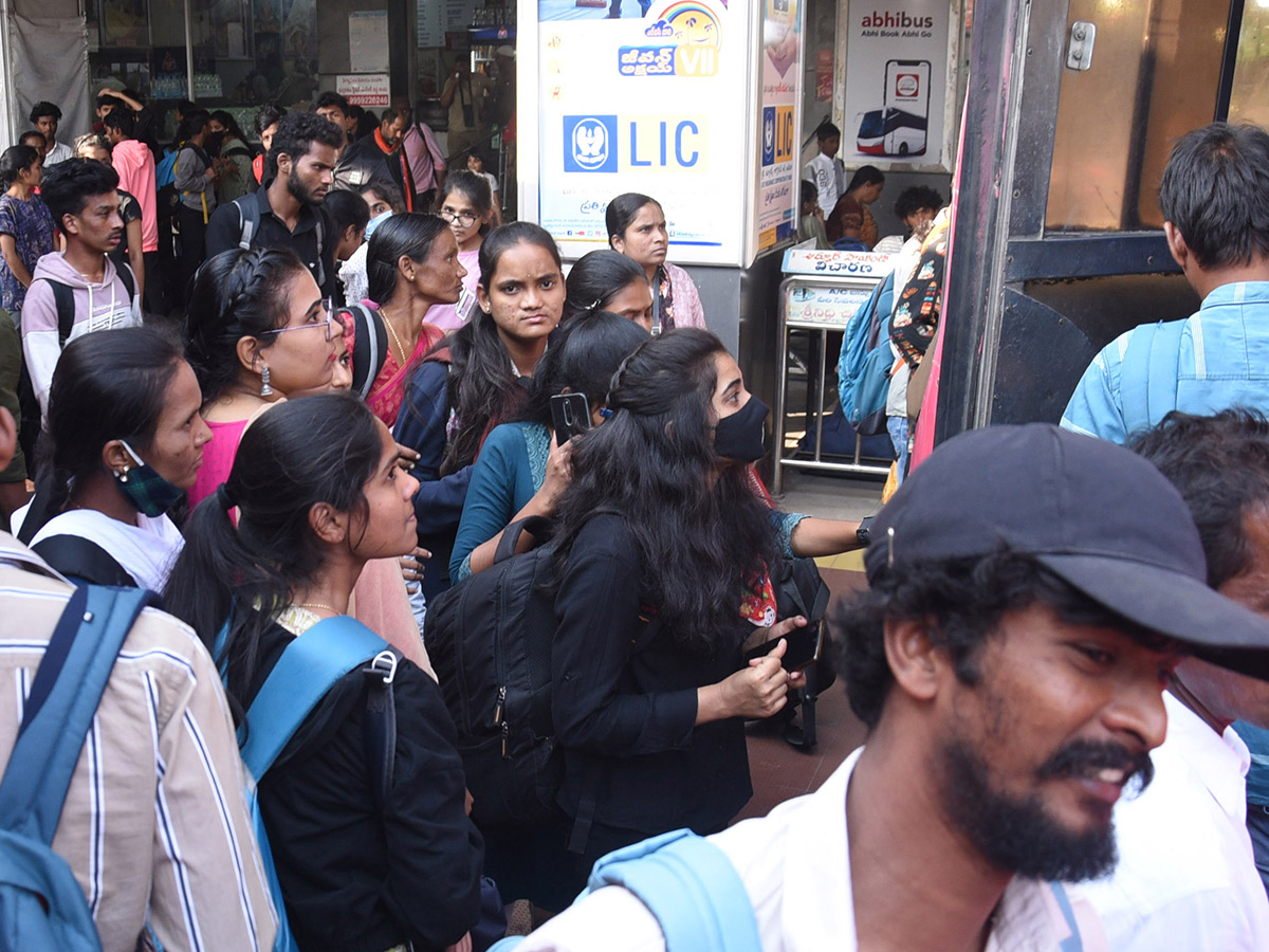 Sankranti_202023_20Huge_20Rush_20at_20Railway_20and_20Bus_20Stations_23.jpg 23