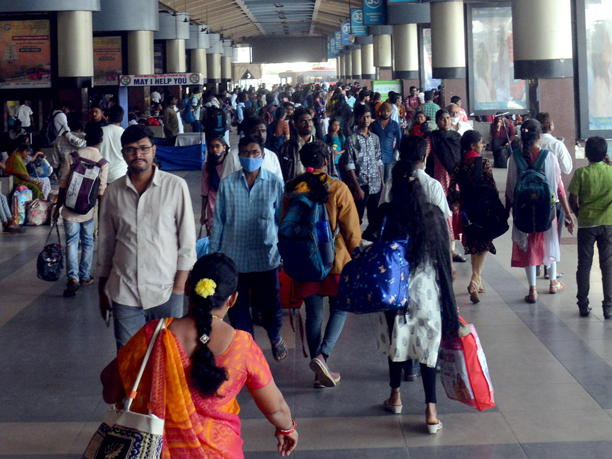 Sankranti_202023_20Huge_20Rush_20at_20Railway_20and_20Bus_20Stations_24.jpg 24