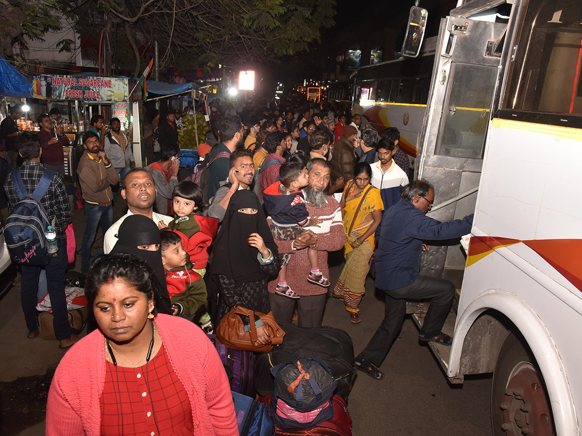 Sankranti_202023_20Huge_20Rush_20at_20Railway_20and_20Bus_20Stations_25.jpg 25