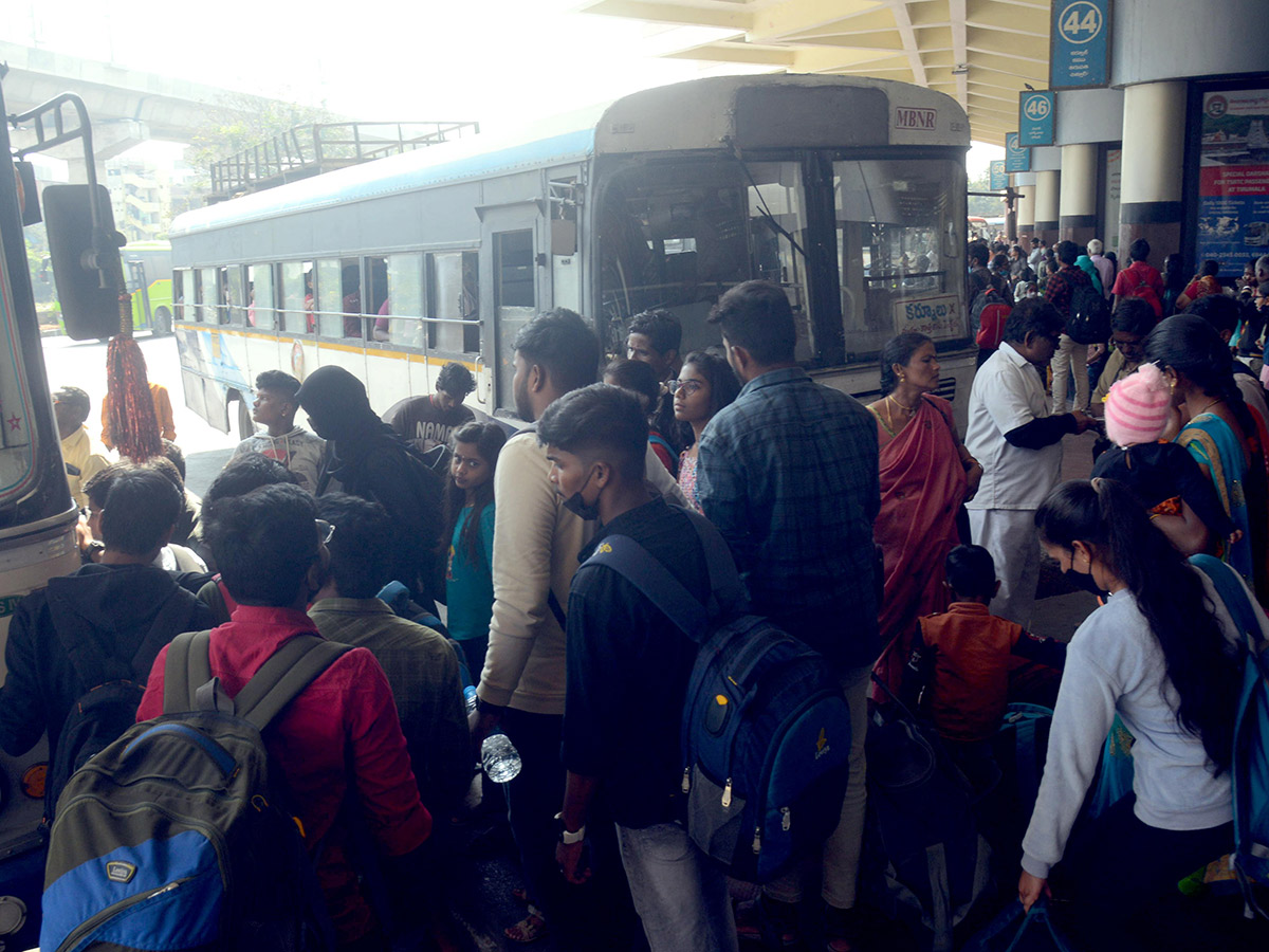 Sankranti_202023_20Huge_20Rush_20at_20Railway_20and_20Bus_20Stations_27.jpg 27