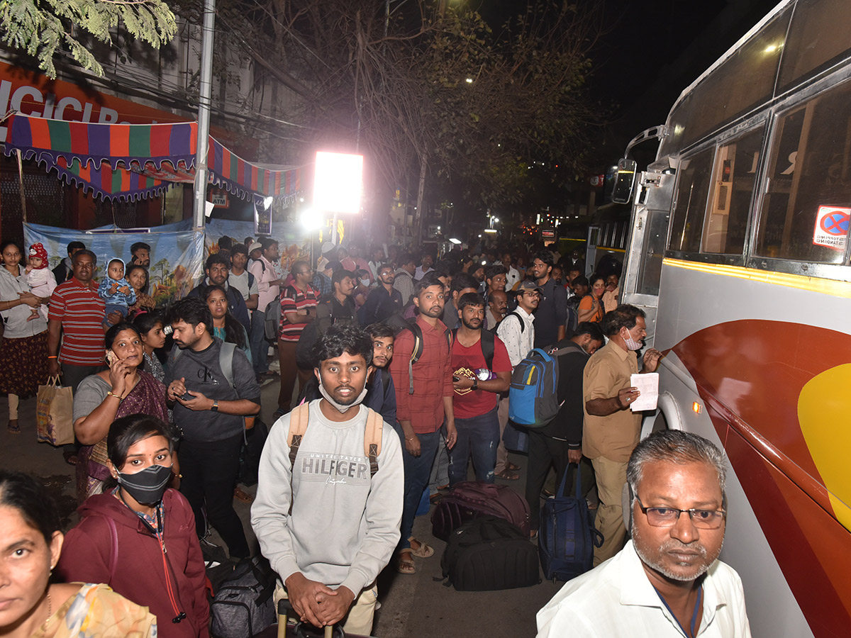 Sankranti_202023_20Huge_20Rush_20at_20Railway_20and_20Bus_20Stations_28.jpg 28